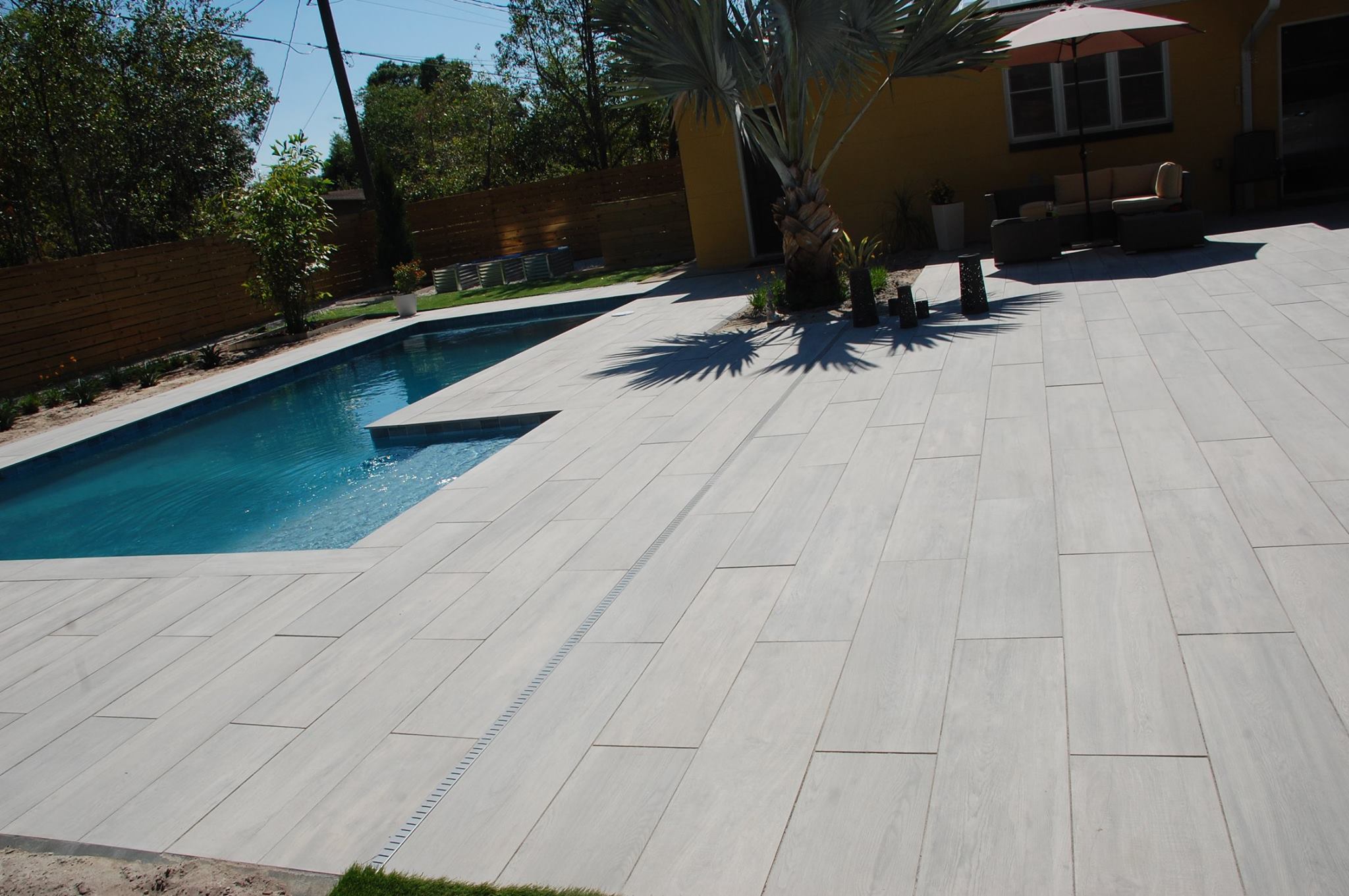 Swimming pool with a tiled deck